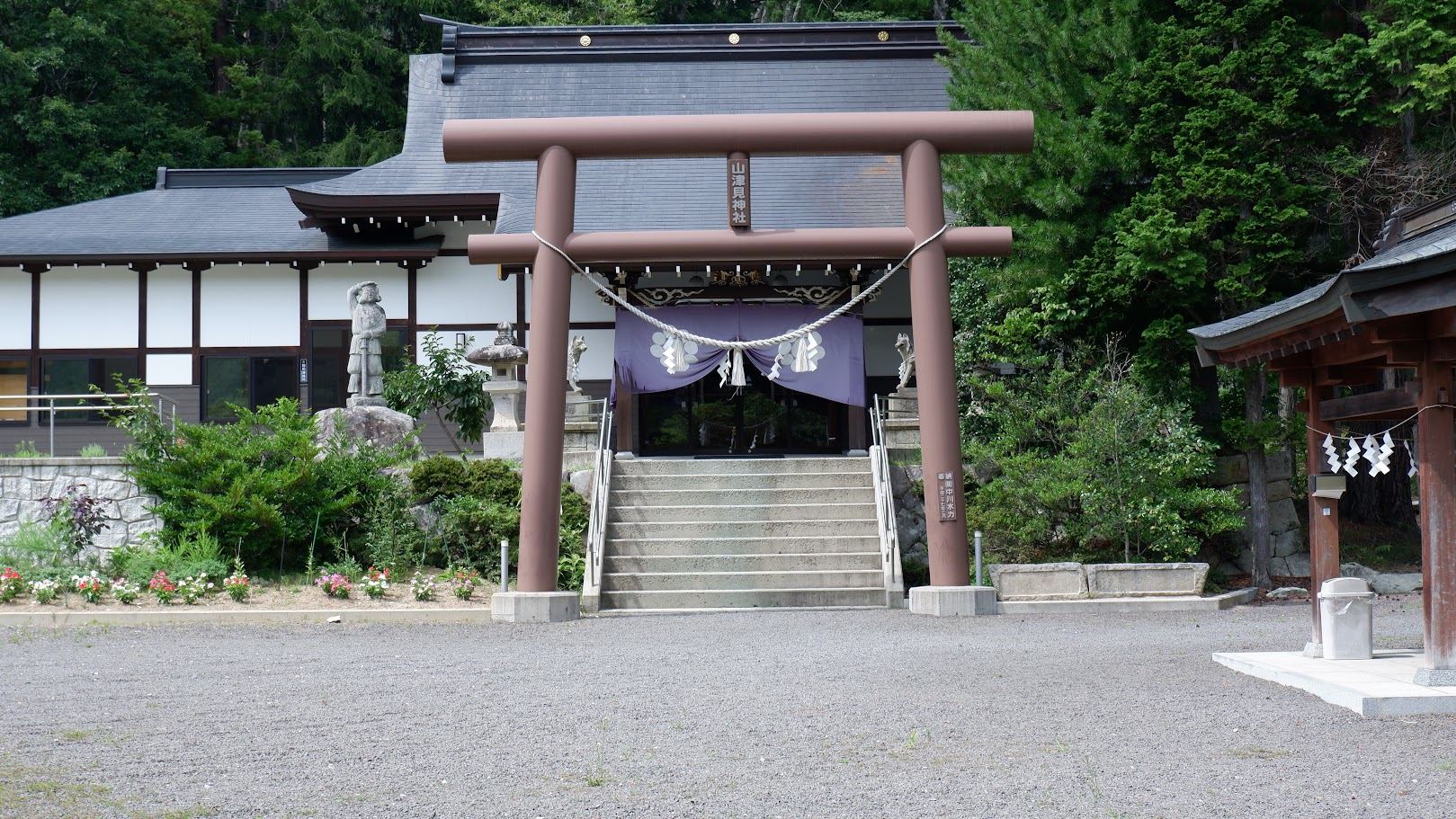 山津見神社の鳥居と社号額（夏）