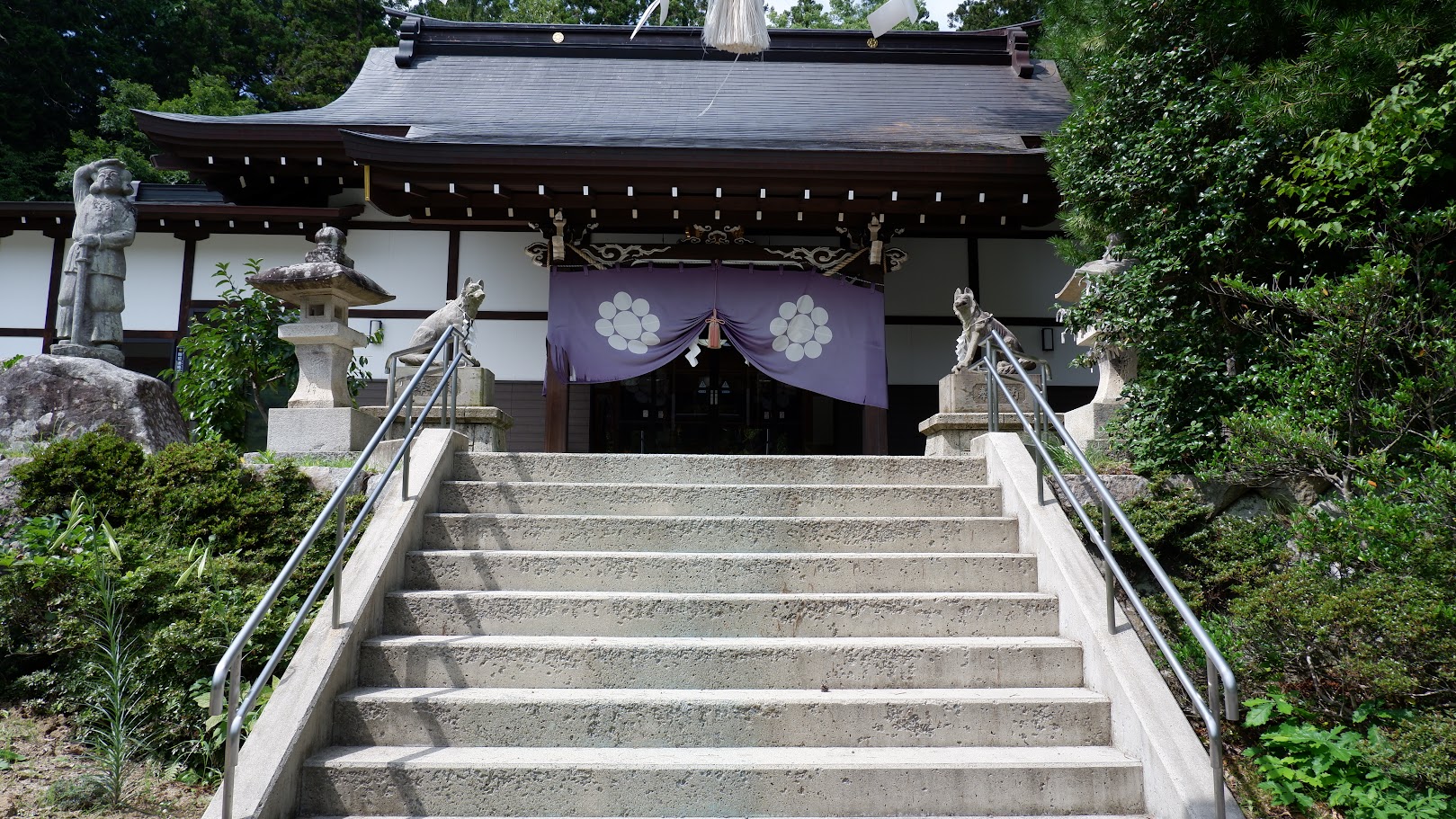 石段の先に拝殿を望む山津見神社の境内。