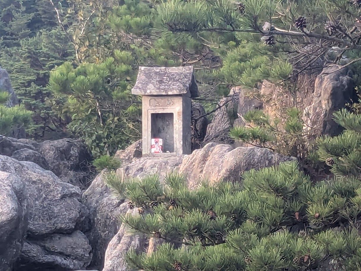 山頂に鎮まる祠