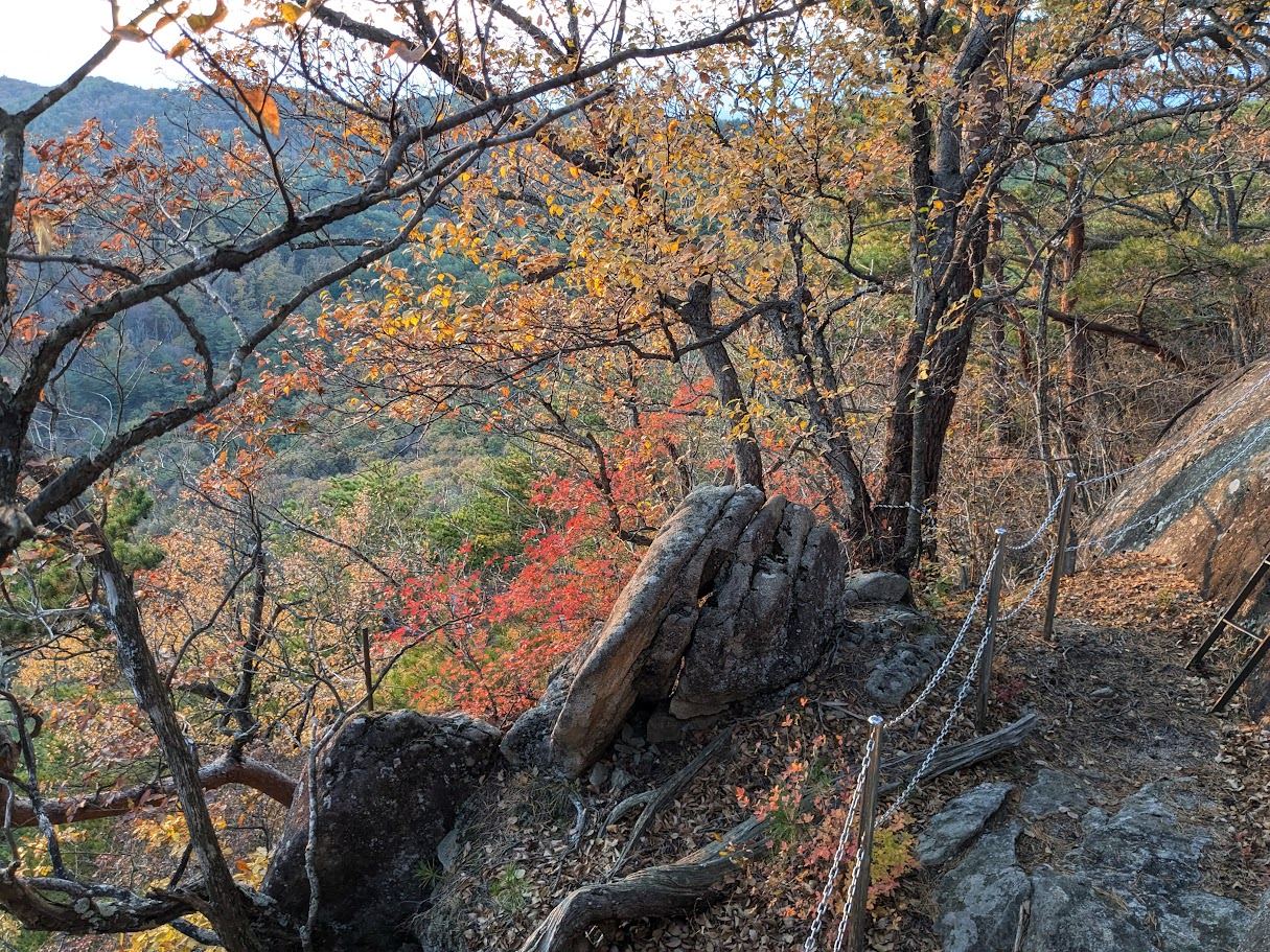 紅葉の岩稜と鎖場