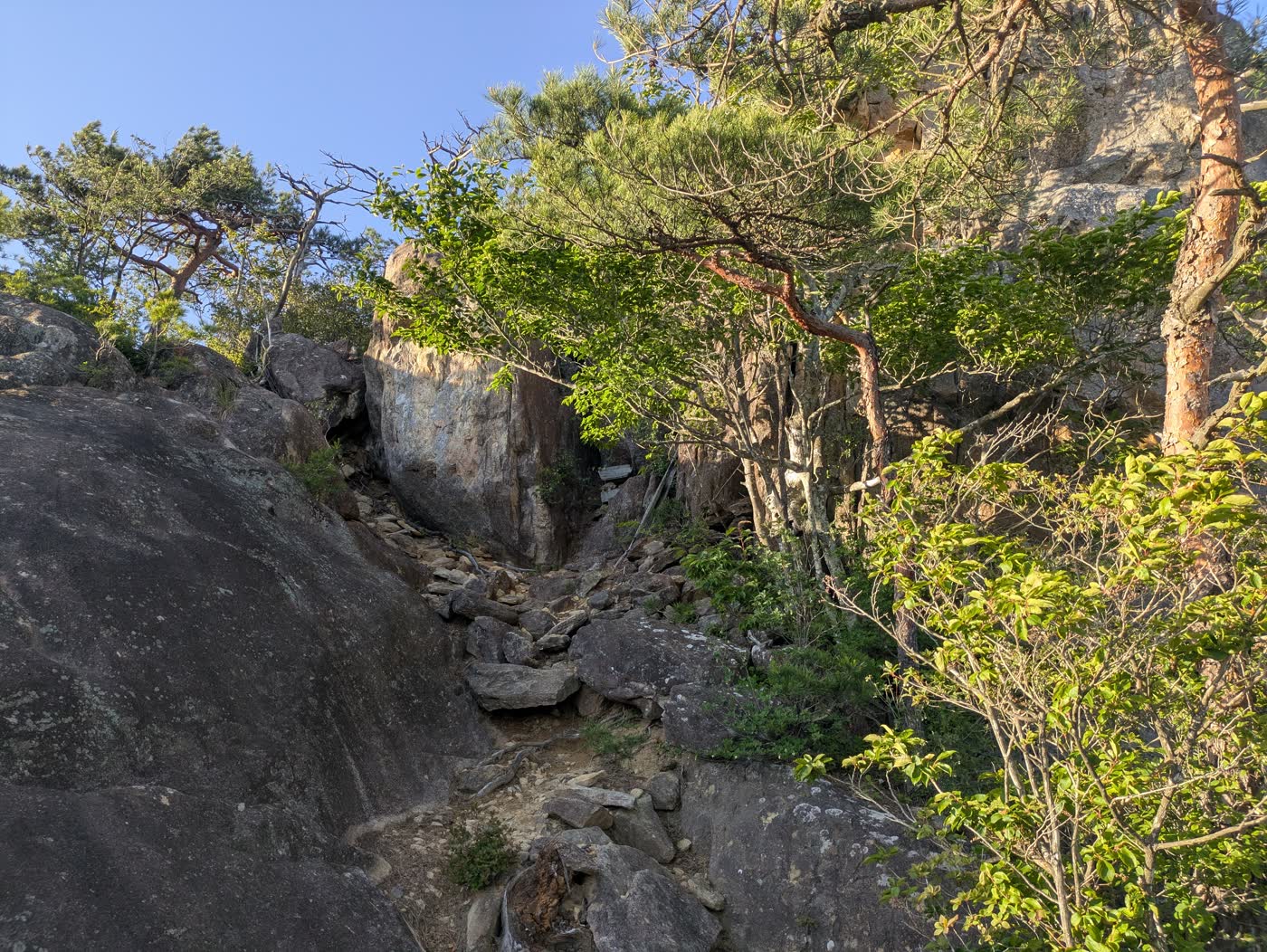 金華山の小さな祠と岩場